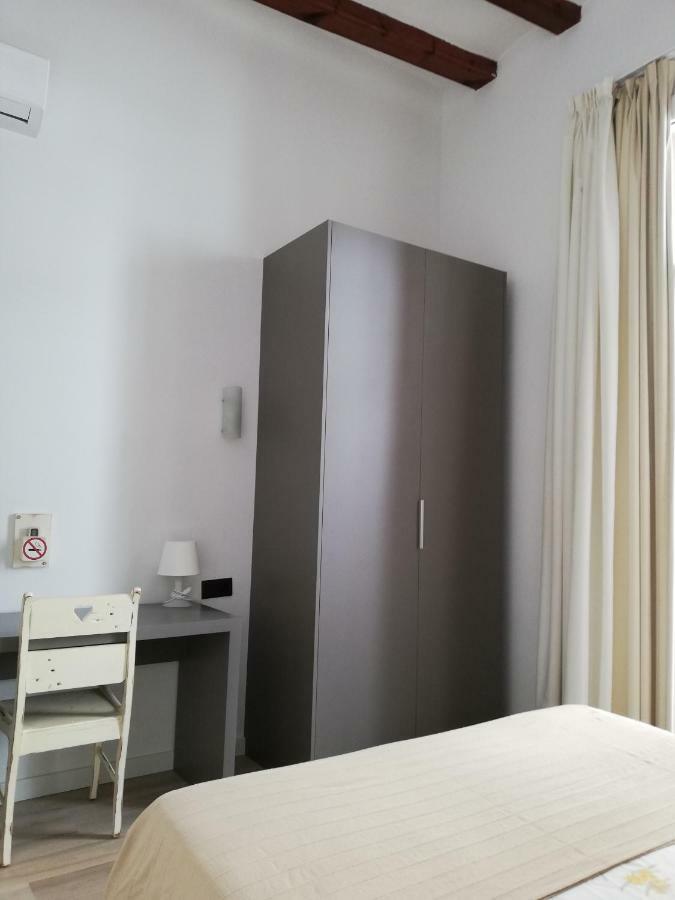 Hostal Parellades Sitges Exteriör bild